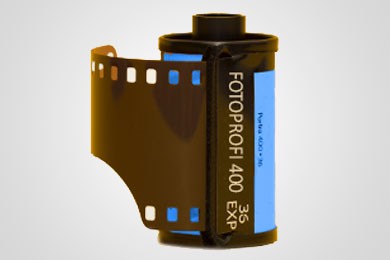 Ein unbelichteter Filmrollenbehälter mit der Aufschrift "FOTO PROF 400".
