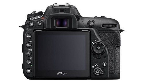 Nikon D 7500 + AF-S 18-140/3,5-5,6 - 2