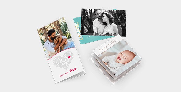 Drei Fotobücher mit persönlichen Bildern, darunter Paare und ein Baby, teilweise überlappend arrangiert.