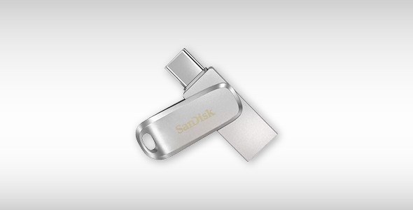 USB-Stick mit geöffnetem Schutzdeckel auf weißem Hintergrund.
