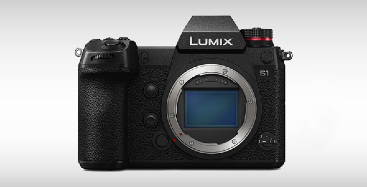 Schwarze LUMIX S1 Spiegelreflexkamera ohne Objektiv vor grauem Hintergrund.