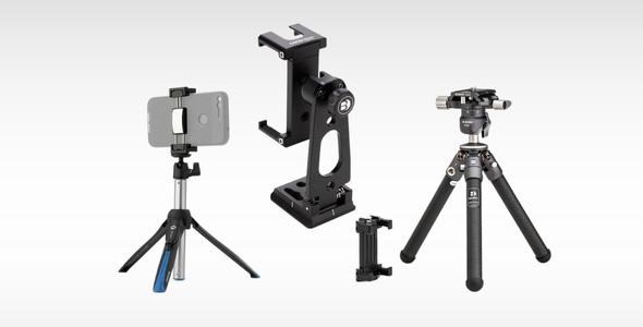 Drei verschiedene Stativtypen für Kameras, darunter ein Mini-Stativ, ein Gimbal-Kopf und ein traditionelles Stativ.