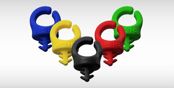 Fünf bunte 3D-gedruckte Schraubenschlüssel in Blau, Gelb, Schwarz, Rot und Grün nebeneinander auf einem hellen Hintergrund.
