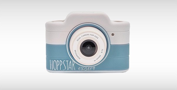 Kompakte Kamera in Hellblau und Weiß mit zentral platziertem Objektiv und Markenaufschrift "HOPPSTAN concept".