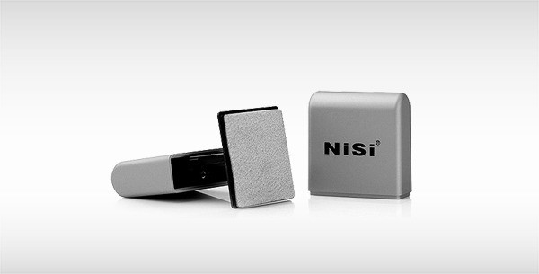 Quadratischer NiSi-Filter und Halter gegen weißen Hintergrund.