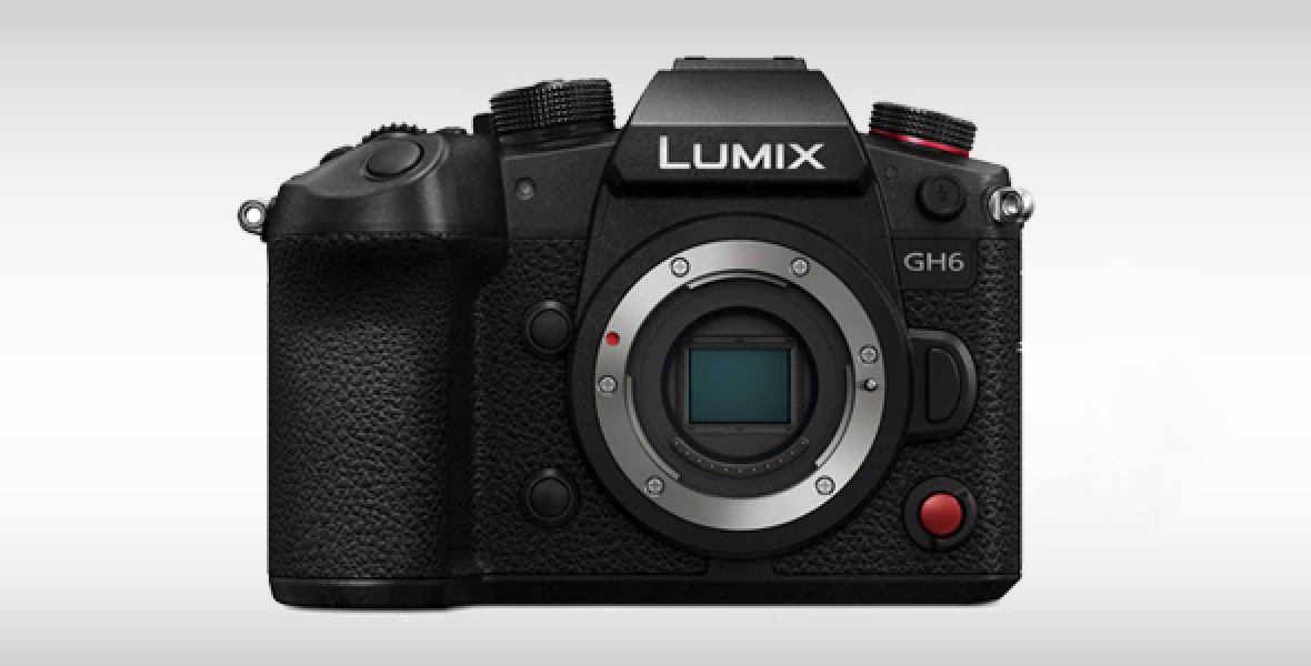 Spiegellose LUMIX GH6-Kamera ohne Objektiv vor neutralem Hintergrund, mit sichtbaren Bedienelementen und Markennamen.