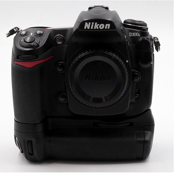 Gebraucht, Nikon D300s mit MB-D10